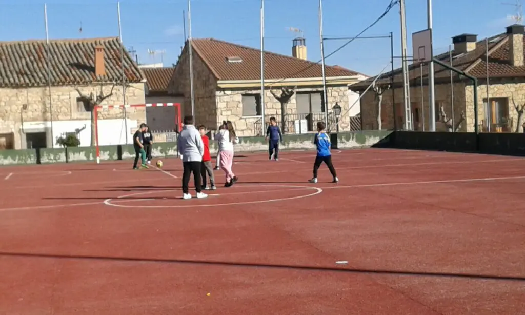 pista poli con niños