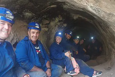 Excursión de espeleología de un grupo de Redueña