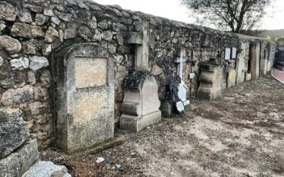 Actualidad 33 Restauración y montaje de las lápidas del cementerio