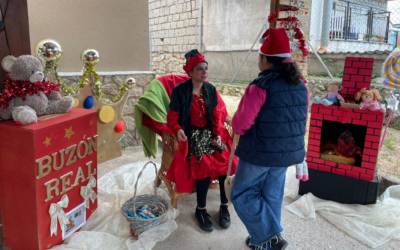 Los niños entregaron sus cartas a la Elfa mágica