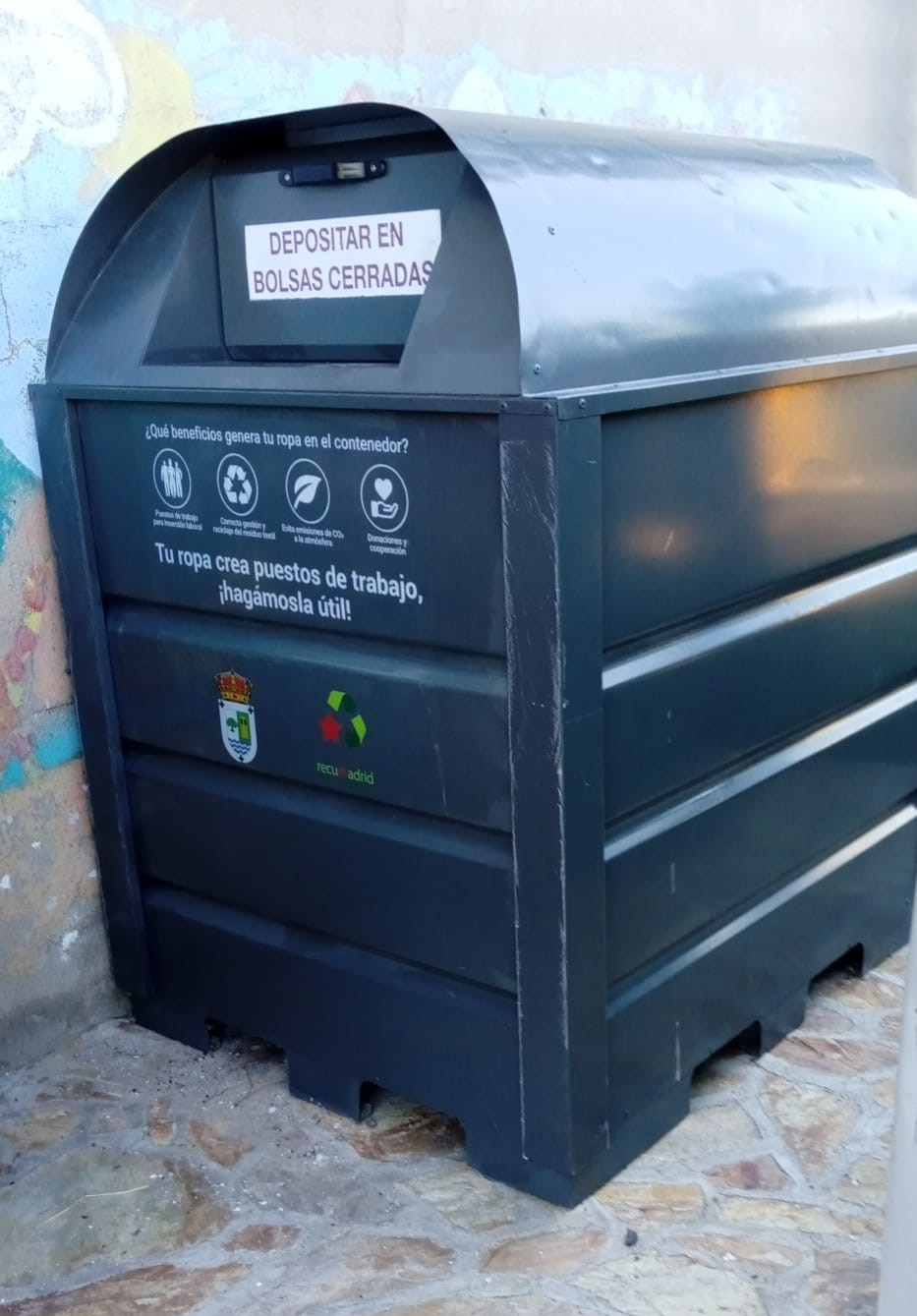 Contenedor de ropa usada.